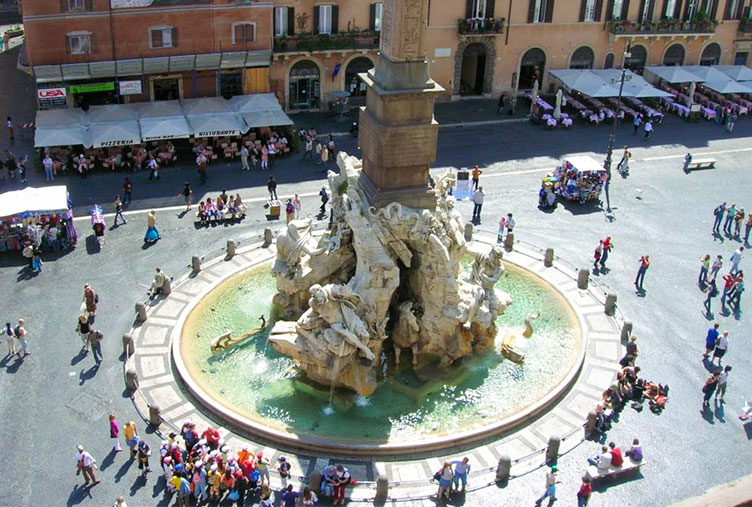 Одна из самых известных в Риме памяток - фонтан «Четыре реки» - очень популярная среди купальников даже зимой.