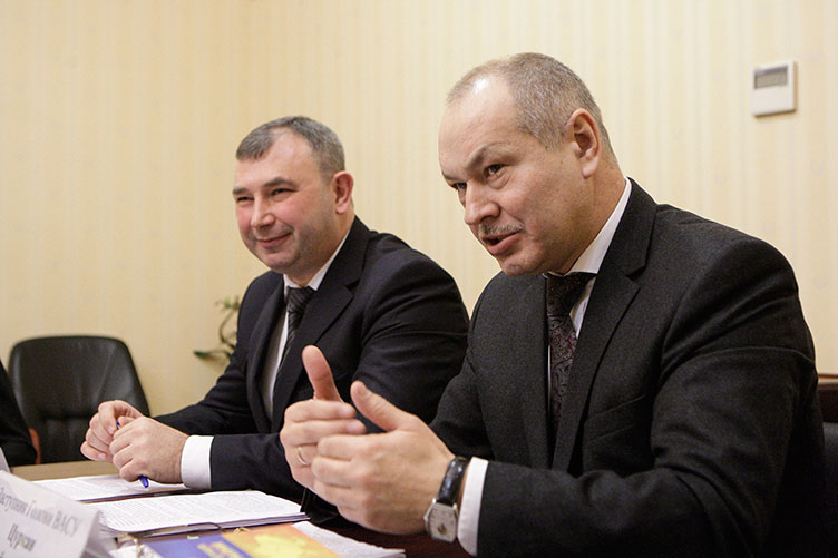 М.Цуркан (праворуч): «Маючи свою думку, ми очікуємо рішення Верховного Суду».