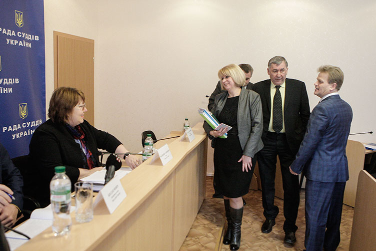 В.Сімоненко (ліворуч) представникам ДСАУ: «Не варто ускладнювати ситуацію та заводити її в глухий кут».