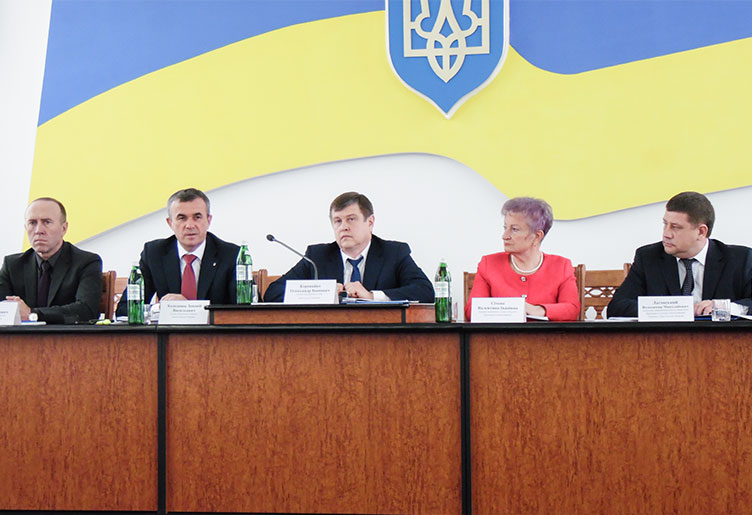 З.Холоднюк (другий зліва) радо відповів на запитання, що турбували учасників семінару.
