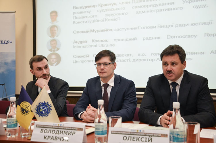 А. Муравйов (справа) заверил, что ВСЮ не будет подаваться давлению и всегда придерживаться состязательной процедуры.