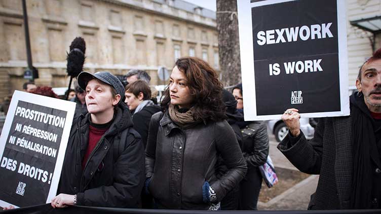 Кілька десятків повій прийшли до парламенту в Парижі, протестуючи проти ухвалення нового закону.