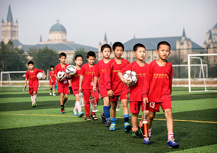 Молодое поколение должно уже через несколько лет прославить Китай как ведущую футбольную страну мира.