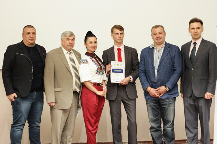 Переможець С.Рубцов (у центрі) сфотографувався на пам’ять із членами журі конкурсу.