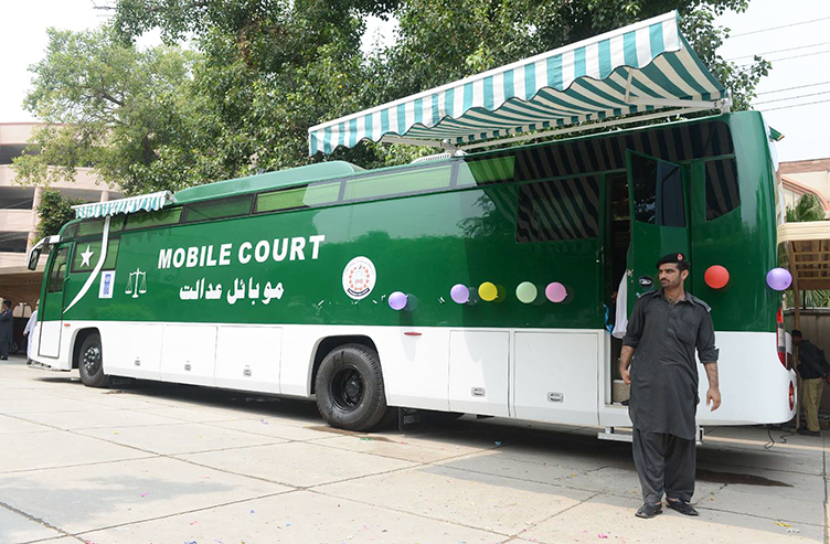 У Пакистані теж використовують «мобільну справедливість»: один автобус заміняє собою цілий будинок правосуддя.
