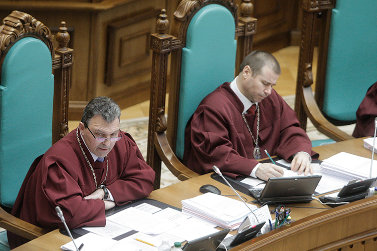 Для судді-доповідача у цій справі Сергія Вдовиченка (ліворуч), який одягнув мантію у 1995 році, питання забезпечення у відставці теж є актуальним.
