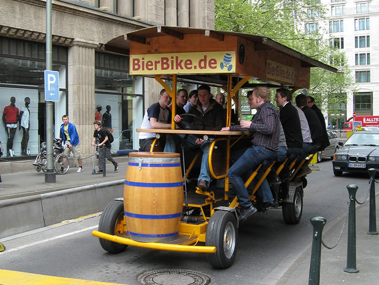 В трамваях и электричках немцам пить нельзя. Но альтернатива есть всегда.