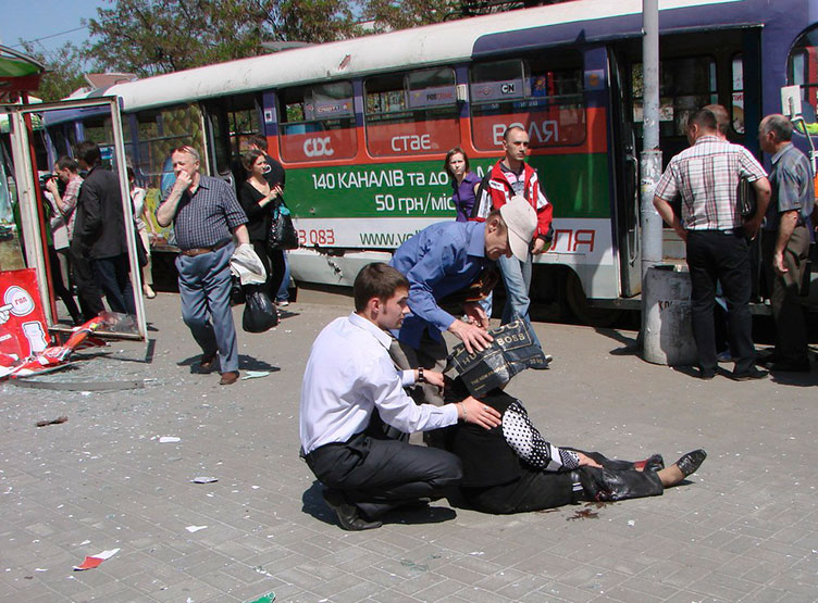 У квітні цього року трамвайні зупинки в Дніпропетровську перетворилися в прямому розумінні слова на вибухонебезпечне місце.