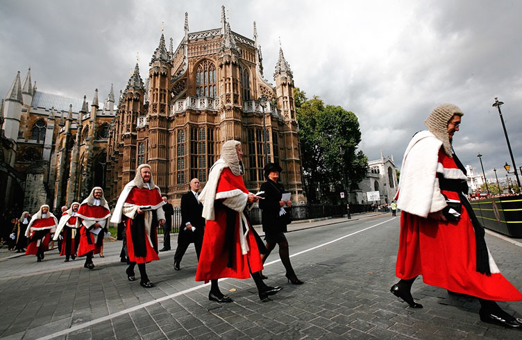 Унаслідок реформ, що проводяться у Британії, судді «підуть у масси». Щоправда — он-лайн