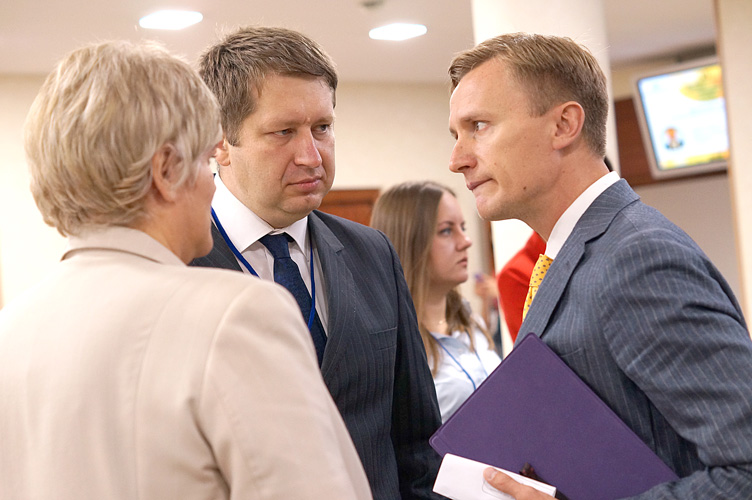 Ольга Дмитрієва, Олег Рачук (у центрі) та Тимур Бондарєв обговорюють у кулуарах останні тенденції юридичного бізнесу.