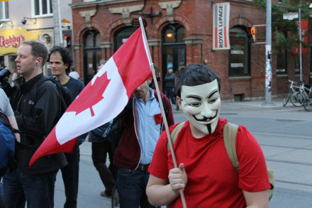 Правительство Канады хочет знать, кто прячется за маской. 