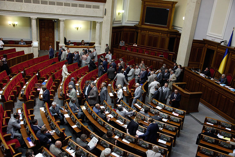 Демонстративно залишати парламент — один з видів протесту української опозиції.