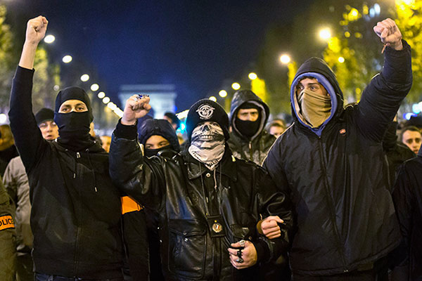 На Елисейских полях протестующие тоже выходят в балаклавах. Но в отличие от Украины, это — полицейские.