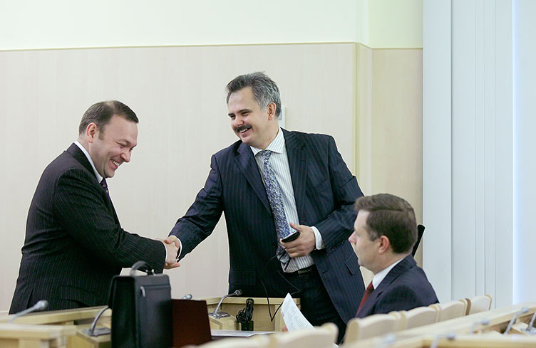 Л.Богданов (ліворуч) задоволений, що його пропозиції щодо вдосконалення програми підтримали.
