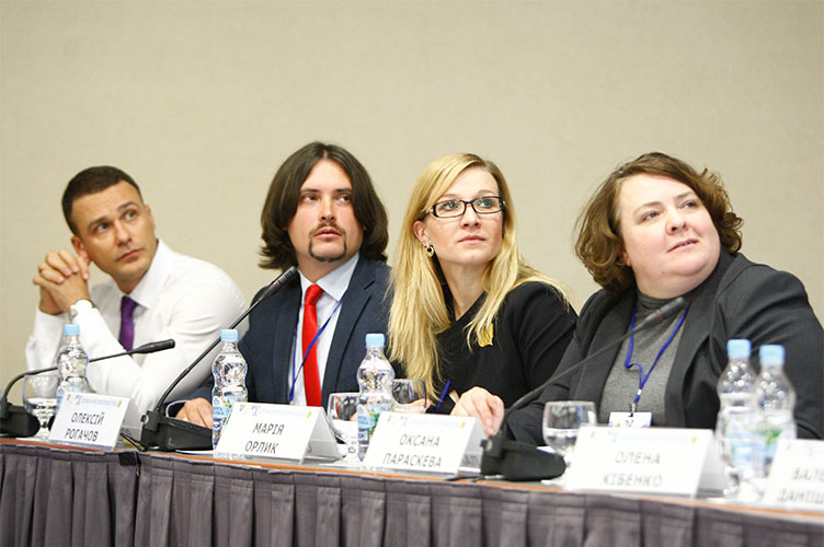 Учасники дискусії уважно стежили за результатами інтерактивного голосування. А Леонід Антоненко (крайній ліворуч) деякі з них фіксував на смартфон і відправляв народним депутатам.