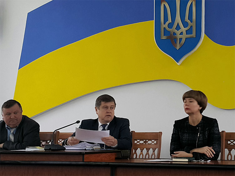 Олександр Коровайко (в центрі) закликав колег уважніше ставитися 
до процесуальних строків. 