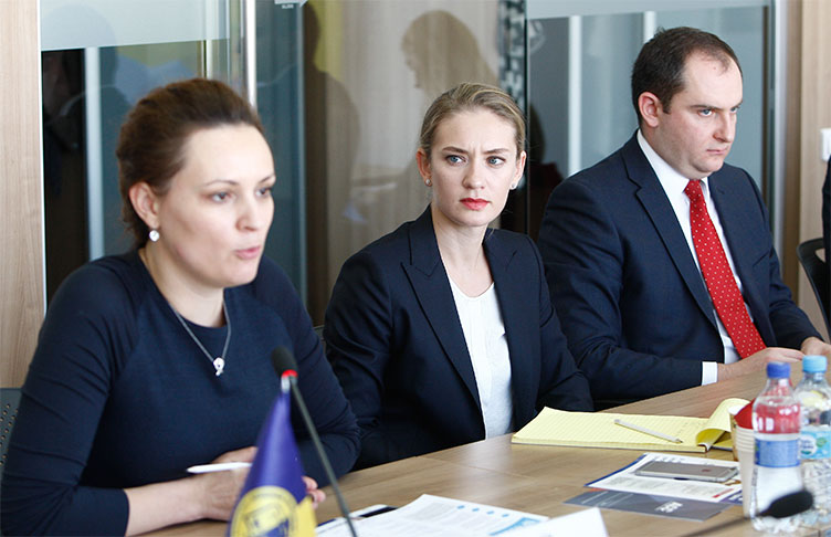 Анна Бабич (в центре) считает, что в законе должны быть базовые сценарии организации малых ООО и широкие опции для разработки уставов больших.