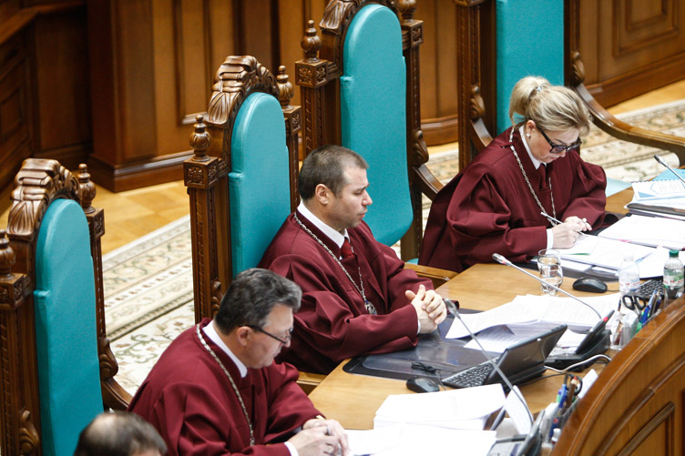 Суддя-доповідач Михайло Запорожець (у центрі) та його колеги переконані 
в протиправному обмеженні виплат, але з рішенням не поспішали.