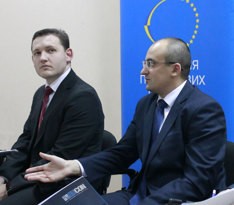 Євген Петренко (ліворуч) застеріг, що будь-яке підприємство може потрапити під перевірку ДФС, якщо його контрагент стане фігурантом кримінальної справи.