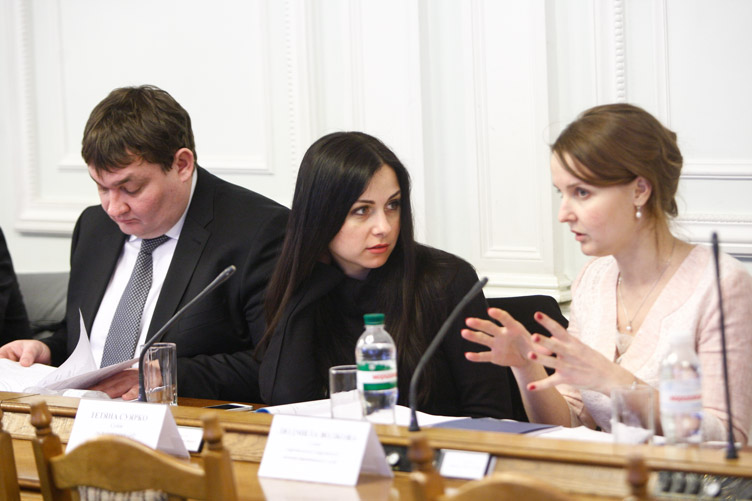 Людмила Волкова (праворуч) пропонувала колегам визначитися з обсягом фінансової підтримки, яку можуть надати органи місцевого самоврядування.