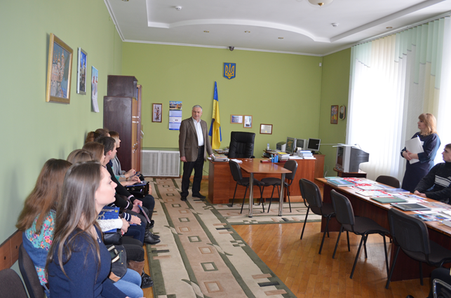 Голова РАГС Григорій Савченко запросив учасників семінару до свого кабінету, і вони були захоплені розповіддю про його життєвий шлях.