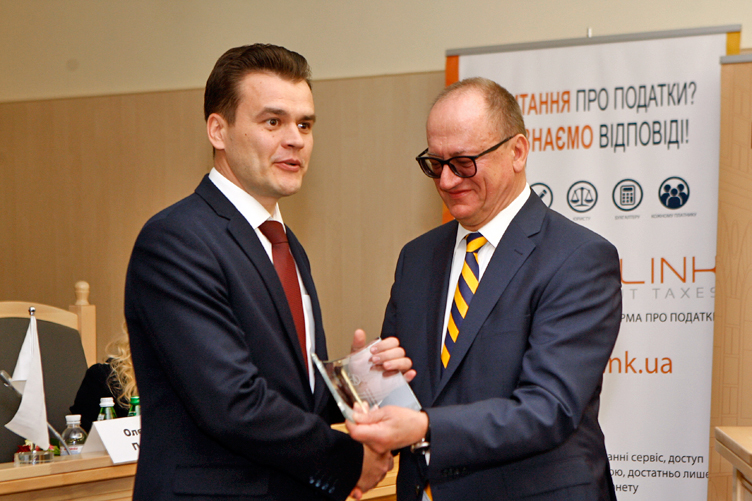 Нагороду вручив суддя Конституційного Суду у відставці, президент ААС Олександр Пасенюк.