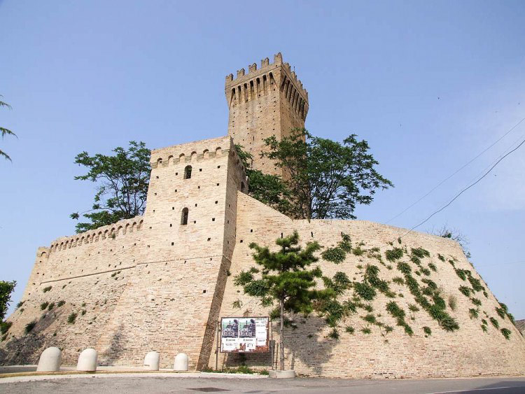 Среди предлагаемых объектов — вот такой неплохо сохранившийся замок XIII века — Кастелло ди Монтефиоре в регионе Марке. 