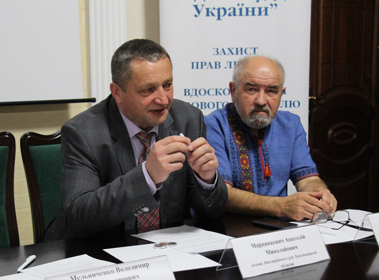 Анатолій Марцинкевич (ліворуч) анонсував створення інфомедіацентру, який об’єднає всіх прес-секретарів судів Хмельниччини.
