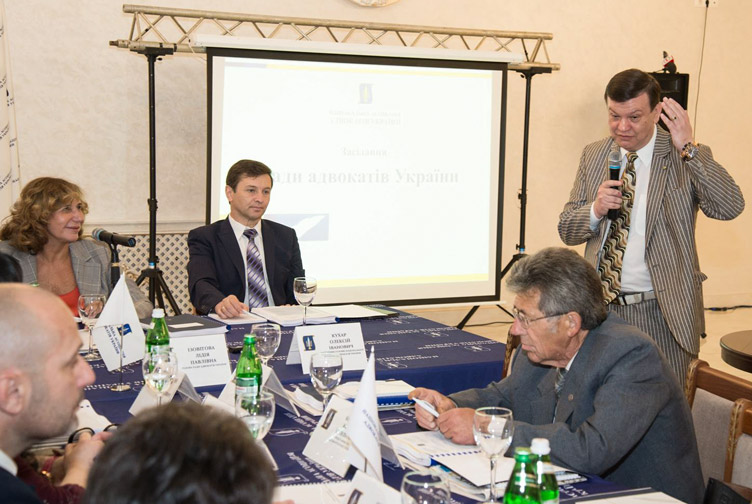 Олексій Фазекош (крайній праворуч) привітав членів РАУ на Закарпатті та висловив сподівання, що мальовничі краєвиди налаштують на продуктивну працю.