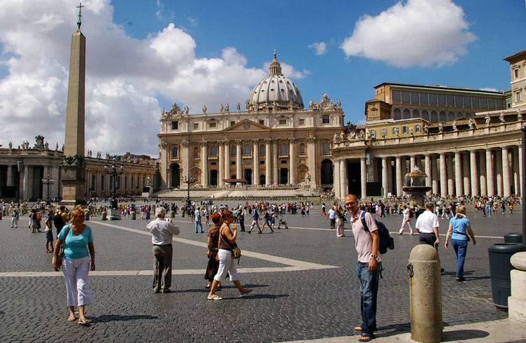 Для 17 млн туристів, які щороку відвідують Ватикан, цей візит неодмінно розпочинається з площі собора святого Петра.