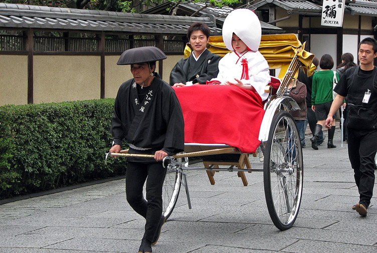 Переважна більшість японців високо цінують шлюб, хоча вік, в якому створюються сім’ї, постійно збільшується.