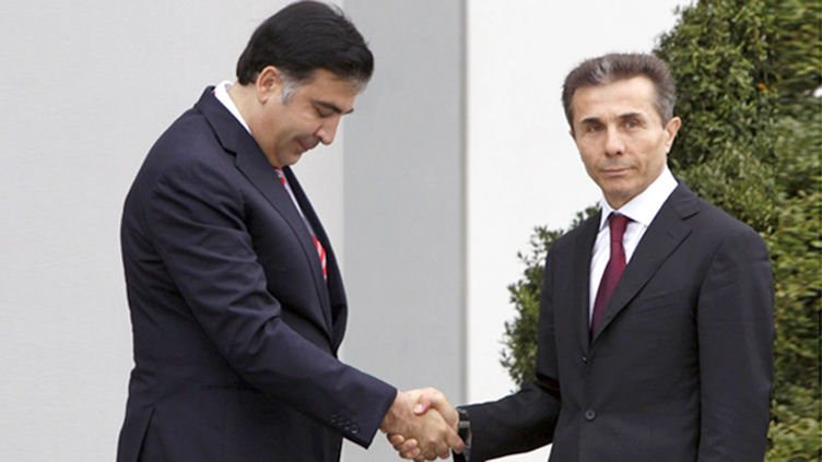Похоже, М.Саакашвили (слева) нашел нужные слова, чтобы остаться на посту до конца срока.