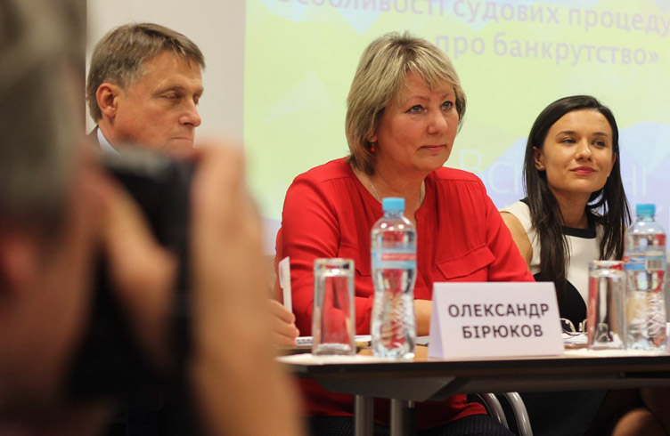 Валентина Данішевська (в центрі) вважає, що забезпечення позову в рамках розгляду справи про банкрутство можливе.