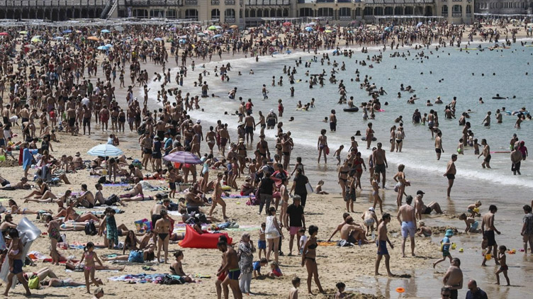 Многие жители Сан-Себастьяна вздыхают о временах, когда такой толчеи на местных пляжах не было.