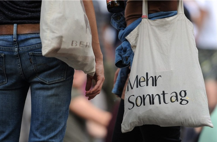 Холщовые сумки давно стали незаменимым аксессуаром европейской молодежи. 