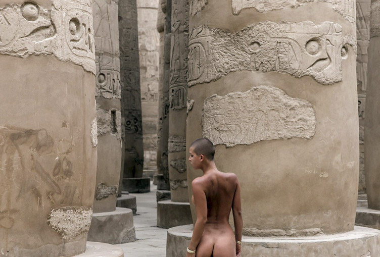 Більшість туристів приїжджають до Єгипту, щоб помилуватися пам’ятниками старовини, але є й такі, хто використовує їх як фон для самопіару.