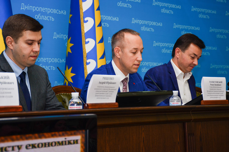 Андрій Рищенко (ліворуч) та Роман Голобутовський (у центрі) звернули увагу на огріхи, які допускають держслужбовці при заповненні декларацій.