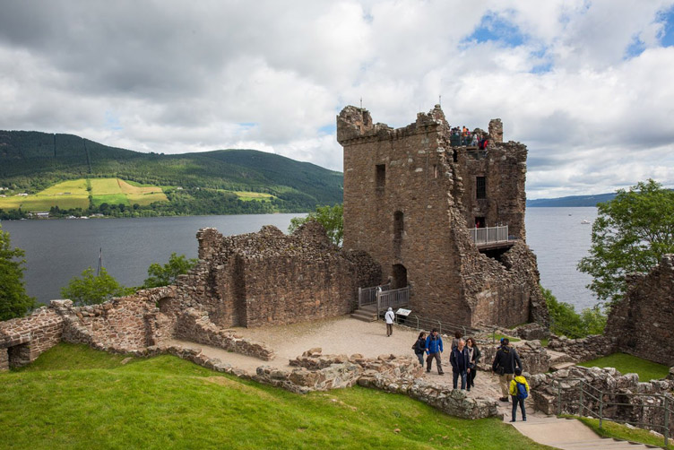 Одне з найвідоміших озер Шотландії — Лох-Несс — славиться не тільки чудовиськом, що живе в ньому, а й класичними краєвидами зі старовинними спорудами на берегах.