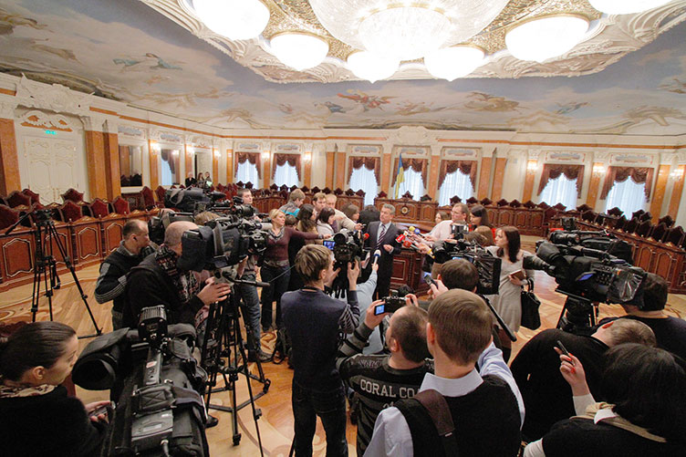На многих мероприятиях судьи ВС рады присутствию прессы. Но во время проведения собрания судей ВС двери Кловского дворца для журналистов были закрыты.