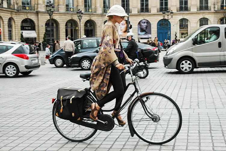 Парижанки уже сейчас не прочь отказаться от автомобилей и пересесть на велосипеды.