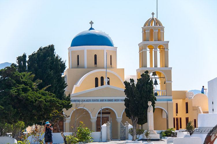 Каждое третье здание на острове Санторини — это белоснежная церковь с синими куполами. И, разумеется, крестами на них.