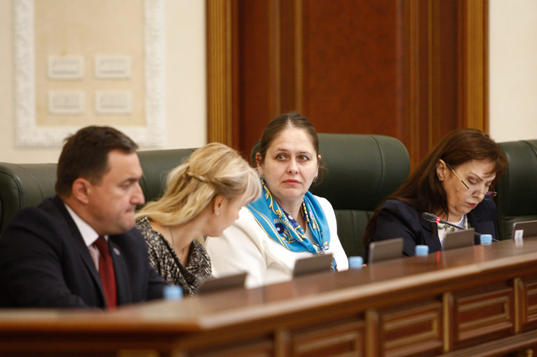 Алла Олійник (третя зліва) зазначила, що невнесення до ЄРДР відомостей за повідомленням судді свідчить про наявність у працівників прокуратури конфлікту інтересів.