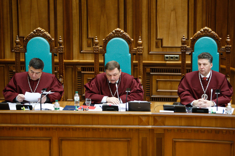 Станіслав Шевчук (у центрі) поінформував колег, хто з представників влади, експертів підтримує ліквідацію ВСУ, а хто вважає таку процедуру неконституційною.