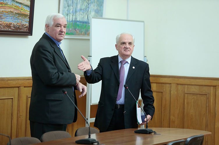 Представители комиссии ассамблеи по вопросам правосудия В.Маляренко (справа) и И.Тимченко обсуждали вопрос, нужно ли менять роль и статус ВС и КС на конституционном уровне.