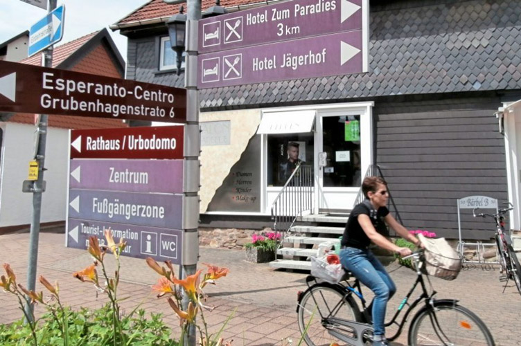 Майже 200 вуличних знаків, багато вивісок і написів у Херцбергу виконано двома мовами: німецькою та есперанто.