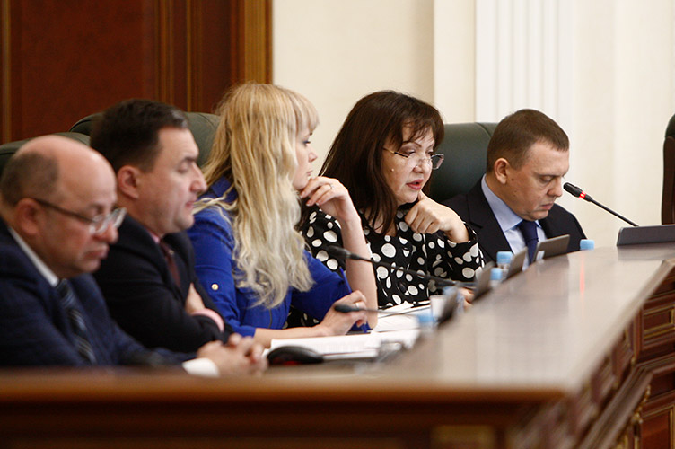 Доповідачка Наталя Волковицька (друга праворуч)  не запропонувала колегам іншого способу реагування, ніж поцікавитися перебігом розслідування стосовно самого судді.