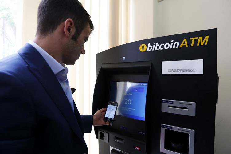 У деяких країнах, наприклад на Кіпрі, вже з’явилися перші біткоїн-банкомати. Та Україна поки що далека від цього.