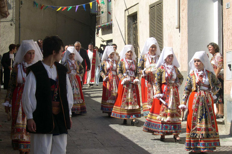 В середине января местные отмечают праздник Святого Антония Великого, устраивая красочное шествие по небольшим улочкам.