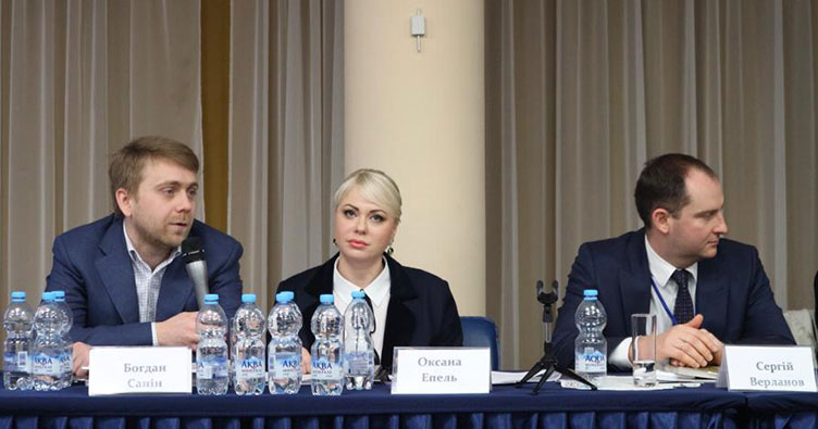 Судья-спикер ОАСК Богдан Санин (слева) призвал коллег судей и адвокатов поддержать инициативу О.Эпель