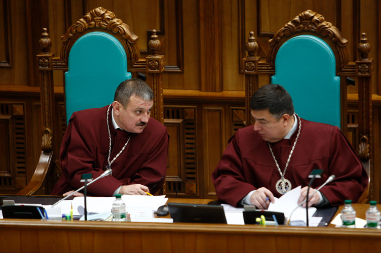 Олександру Касмініну (ліворуч), який був суддею-доповідачем у цій справі, вдалося переконати колег захистити право українців на пенсію без податків.
